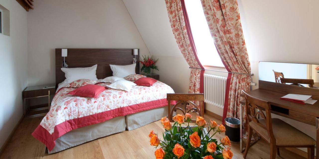 Pałac Pakoszów Jelenia Góra Exterior foto A bedroom in the hotel
